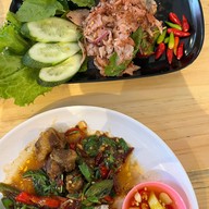 เมนูของร้าน หอมเนื้อตุ๋น บางใหญ่ “อาหารตามสั่ง ก๋วยเตี๋ยว เมนูหลากหลายพร้อมให้บริการ” -