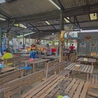 บรรยากาศ ร้านริมเขื่อน ซีฟู้ด (ร้านกลาง)เจ้าเก่าเท่านั้น