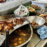 บรรยากาศ แม่ตุ๊ ข้าวขาหมู​ ก๋วยจั๊บน้ำข้น​ เชลล์ชวนชิม
