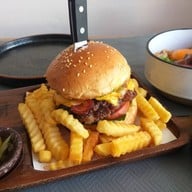 บ้านเสือหิว Café &GARDEN BISTRO