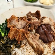 เมนูของร้าน แม่ตุ๊ ข้าวขาหมู​ ก๋วยจั๊บน้ำข้น​ เชลล์ชวนชิม