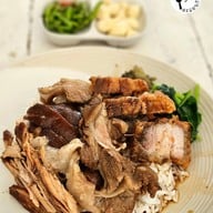 เมนูของร้าน แม่ตุ๊ ข้าวขาหมู​ ก๋วยจั๊บน้ำข้น​ เชลล์ชวนชิม
