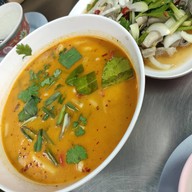 หนวด ข้าวต้มปลา-บะหมี่เกี๊ยว หมู่บ้านธนินทร