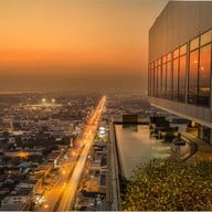 บรรยากาศ Elementi Rooftop Restaurant & Bar โรงแรม ฮอลิเดย์ อินน์ แอนด์ สวีท ระยอง