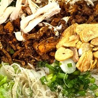 Longduu-หมี่ไก่ฉีกข้าวตามสั่งหน้าล้น