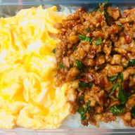 กะเพรา. ลูกชิ้นปิ้ง. นายท็อป 🍢🍢