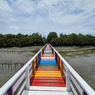 สะพานสายรุ้ง​ บ้านกาหลง