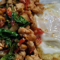 ร้านใบกะเพรา by เจ๊ติ๊ก มีสาขาเดียวจ้า (ตลาดโชคพิชัย)