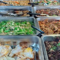 ข้าวราดแกง  อาหารตามสั่ง สามพี่น้องสันกำแพง