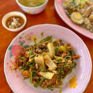 เมนูของร้าน ข้าวมันไก่ ข้าวขาหมู อาหารตามสั่ง