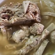 เมนูของร้าน ต้มเลือดหมูศรีย่าน  ก๋วยจั๊บญวน  ก๋วยเตี๋ยวหมูต้มยำ  เย็นตาโฟ ไม่มีสาขา