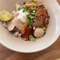 เมนูของร้าน เช้าชามเย็นชาม ก๋วยเตี๋ยวหมูต้มยำโบราณ บางบ่อ