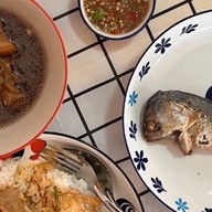 ข้าวราดแกง  อาหารตามสั่ง สามพี่น้องสันกำแพง