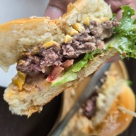 เมนูของร้าน Ampol Burger สาขาบ้านบึง บ้านบึง