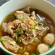 มงคล777 ก๋วยเตี๋ยวเนื้อตุ๋น หมูตุ๋น หน้าหมู่บ้านสยามนิเวศน์1 ข้างตึกสีเหลือง