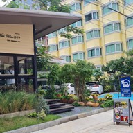 หน้าร้าน De White House@79