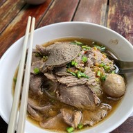 ก๋วยเตี๋ยวเฮียตี๋น้อย เนินมะกอก