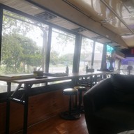 บรรยากาศ Bus and Cut Cafe