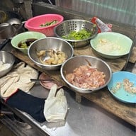 ก๋วยเตี๋ยวคั่วไก่เจ๊ฮ้ง ตลาดวรจักร