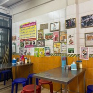 ก๋วยเตี๋ยวคั่วไก่เจ๊ฮ้ง ตลาดวรจักร