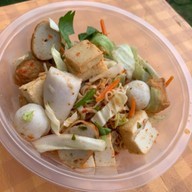 ทิว ยำลูกชิ้นปลาเยาวราช (ตลาดปาร์คอิน)