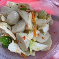 ทิว ยำลูกชิ้นปลาเยาวราช (ตลาดปาร์คอิน)