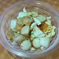 ทิว ยำลูกชิ้นปลาเยาวราช (ตลาดปาร์คอิน)