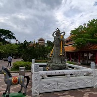 หมู่บ้านมังกรสวรรค์ ศาลเจ้าพ่อหลักเมืองสุพรรณบุรี