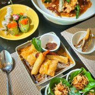 สวนบัว โรงแรมเซ็นทาราแกรนด์ เซ็นทรัลพลาซา ลาดพร้าว กรุงเทพฯ