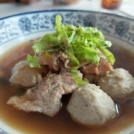 เมนูของร้าน ก๋วยเตี๋ยวเนื้อวัว ซา หลัก เก้า ถนนพระเทพ
