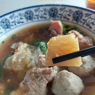 เมนูของร้าน ก๋วยเตี๋ยวเนื้อวัว ซา หลัก เก้า ถนนพระเทพ