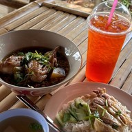 ก๋วยเตี๋ยวไก่มะระ ข้าวมันไก่ ครัวแม่ลัย