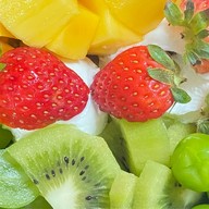 Fruitsindy - ผลไม้ปอกพร้อมทานและกรีกโยเกิร์ต