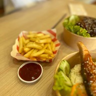 GOOD GOOSE กาแฟและขนม -