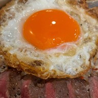 Kojung Beef x สยามกะเพราคาเฟ่ (สุขุมวิท 26) The Chapter Market (สุขุมวิท 26)