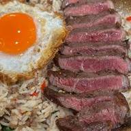 Kojung Beef x สยามกะเพราคาเฟ่ (สุขุมวิท 26) The Chapter Market (สุขุมวิท 26)