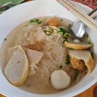 เมนูของร้าน ก๋วยเตี๋ยวลูกชิ้นปลา พรชัย ตลาดพลู
