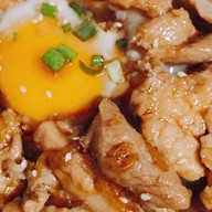 ข้าวหน้าหมูสามชั้นซอสญี่ปุ่น