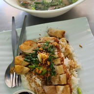 เมนูของร้าน ก๋วยจั๊บน้ำข้นเจ้าเก่าโคลิเซียม -