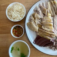 เมนูของร้าน ข้าวมันไก่ไหหน่ำหนั่ง สูตรไหหลำแท้ดั้งเดิม สาทร