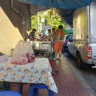 บรรยากาศ ข้าวขาหมูนายอุ๊ พลับพลาไชย
