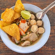 ก๋วยเตี๋ยวสุโขทัยหลังโรงบาล