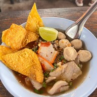 ก๋วยเตี๋ยวสุโขทัยหลังโรงบาล