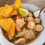 ก๋วยเตี๋ยวสุโขทัยหลังโรงบาล