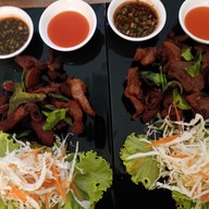 เมนู ร้านอาหาร กะพง หนามแดง (อาหารตามสั่ง เมนูเด็ด ผัดไทยกะพง หมี่กระเฉด กะพงคั่วพริกเกลือ กะพงลาบอิสาน แกงเหลืองกะพง ยอดมะพร้าว) Namdeang