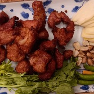 เมนู ร้านอาหาร กะพง หนามแดง (อาหารตามสั่ง เมนูเด็ด ผัดไทยกะพง หมี่กระเฉด กะพงคั่วพริกเกลือ กะพงลาบอิสาน แกงเหลืองกะพง ยอดมะพร้าว) Namdeang