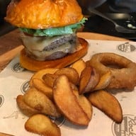 Rock Me Burger & Bar นิมมานเหมินท์