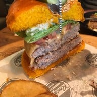 Rock Me Burger & Bar นิมมานเหมินท์