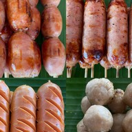 ร้านลูกชิ้นปิ้ง ไส้กรอกอีสาน หน้าไทวัสดุเลย