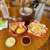 GOOD GOOSE กาแฟและขนม -